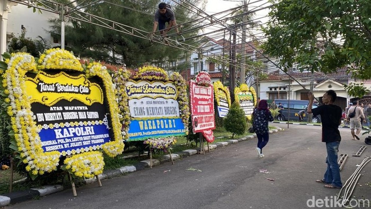 Berduka, Karangan Bunga dari Petinggi Polri hingga Megawati Hiasi Rumah Duka Eyang Meri Hoegeng