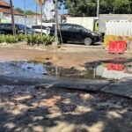 Warga Penjaringan Tambal Jalan Berlubang di Gedong Raya, Khawatir Pengendara Jatuh