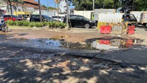 Warga Penjaringan Tambal Jalan Berlubang di Gedong Raya, Khawatir Pengendara Jatuh