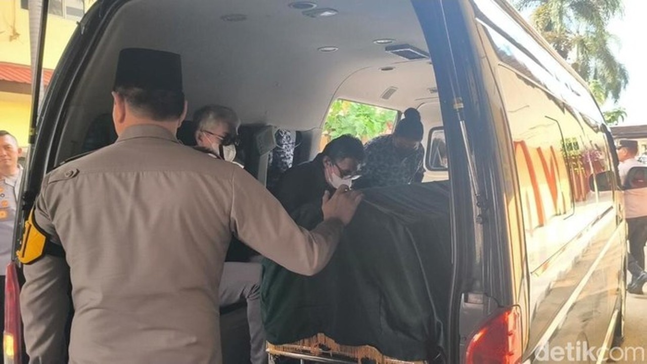 Jenazah Istri Jenderal Hoegeng, Eyang Meri, Diberangkatkan ke Rumah Duka Depok