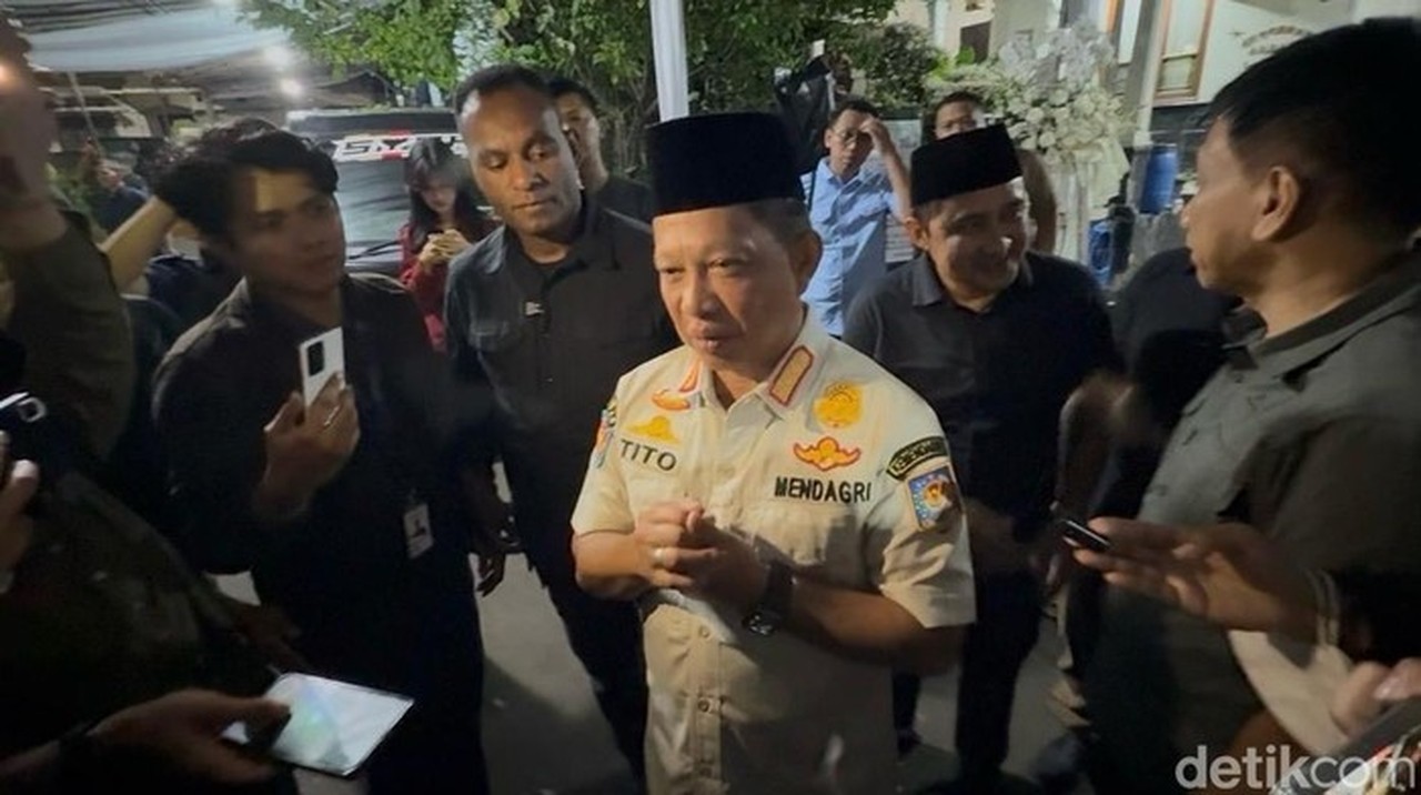 Mendagri Tito dan Wamendagri Wiyagus Melayat Eyang Meri, Istri Kapolri ke-5 Jenderal Hoegeng