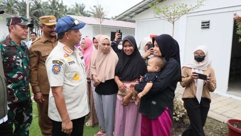 Tito Karnavian Tinjau Huntara di Aceh Tamiang, Pastikan Kebutuhan Pengungsi Terpenuhi