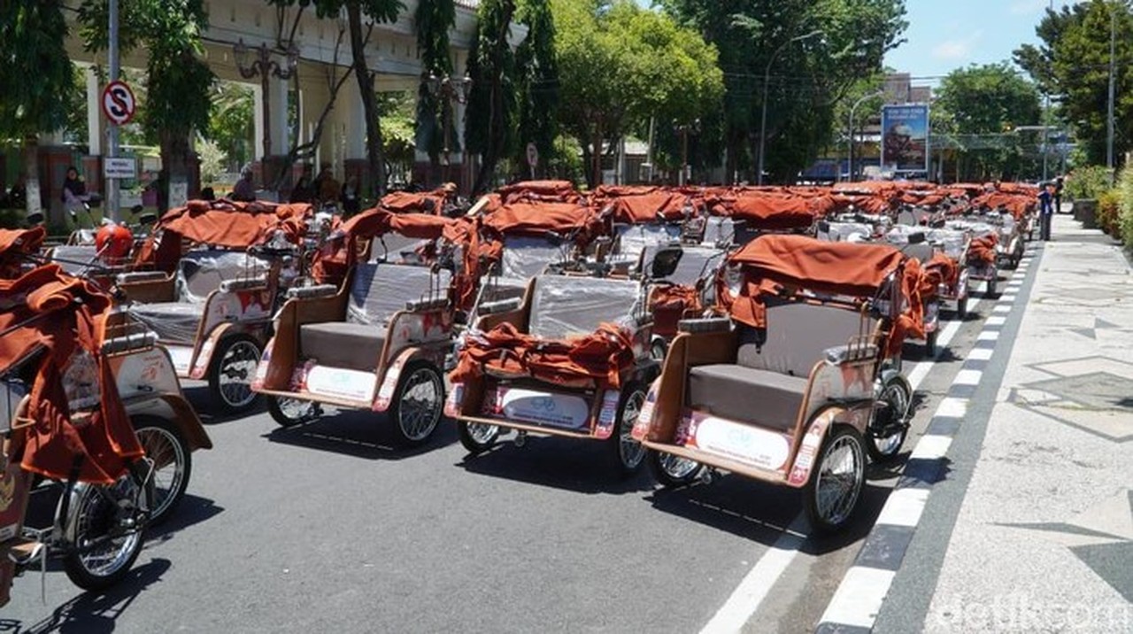 Prabowo Serahkan 200 Becak Listrik untuk Lansia di Lamongan, Ringankan Beban Kerja