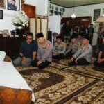 Kapolri dan Wakapolri Melayat ke Rumah Duka Eyang Meriyati Hoegeng di Depok