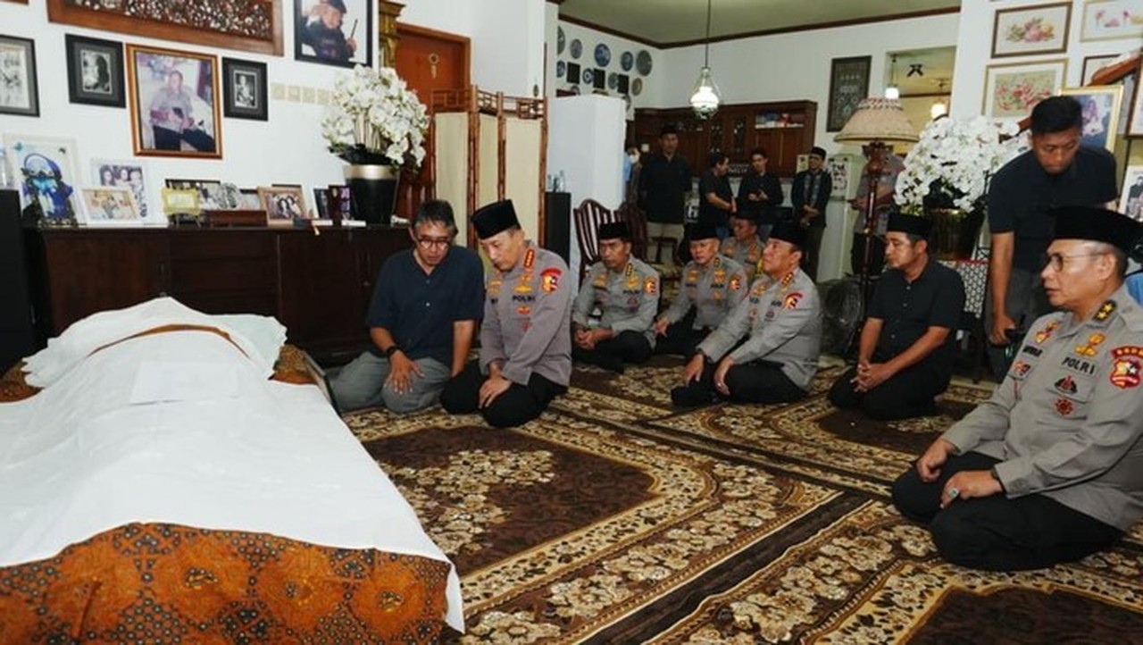 Kapolri dan Wakapolri Melayat ke Rumah Duka Eyang Meriyati Hoegeng di Depok