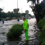 Banjir 50 Cm di Jalan DI Pandjaitan Jakarta Timur, Lalu Lintas Terputus Total