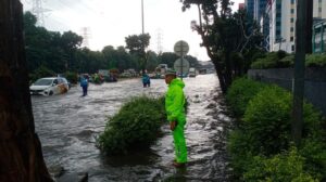 Banjir 50 Cm di Jalan DI Pandjaitan Jakarta Timur, Lalu Lintas Terputus Total