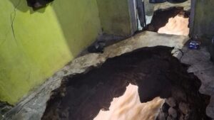 Lantai Rumah Jebol, Wanita di Bandung Hilang Terbawa Arus Sungai Cijagra