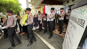 Jenazah Istri Jenderal Hoegeng, Eyang Meri, Diberangkatkan ke Pemakaman Bogor