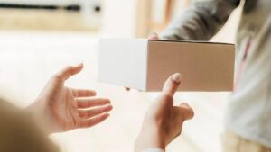 Pria Santai Curi Paket di Kalibata dengan Anak Istri, Polisi Buru Pelaku