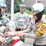 Polantas Serang Apresiasi Pengendara Tertib dengan Bingkisan di Operasi Keselamatan