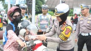 Polantas Serang Apresiasi Pengendara Tertib dengan Bingkisan di Operasi Keselamatan