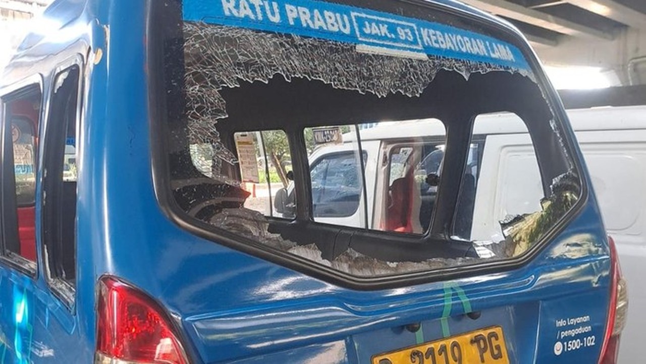 Angkot Jaklingko Tabrak Pemotor di Jaksel, Satu Orang Tewas di Tempat