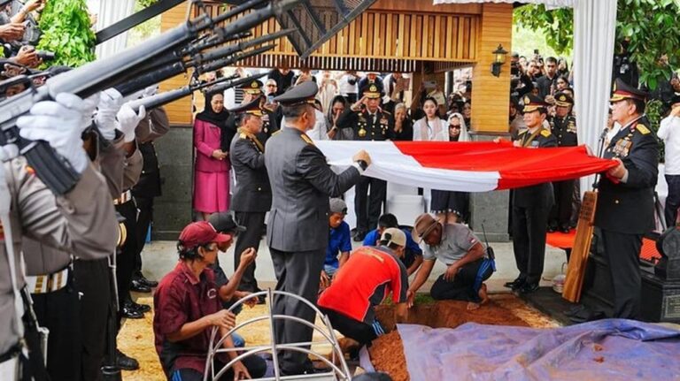 Prabowo Anugerahkan Bintang Bhayangkara Pratama untuk Meri Hoegeng, Istri Kapolri ke-5