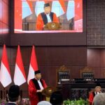 Hakim Arief Hidayat Canda Anwar Usman: “Orang Tua Tidak Berguna Lagi di MK”