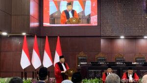 Hakim Arief Hidayat Canda Anwar Usman: “Orang Tua Tidak Berguna Lagi di MK”