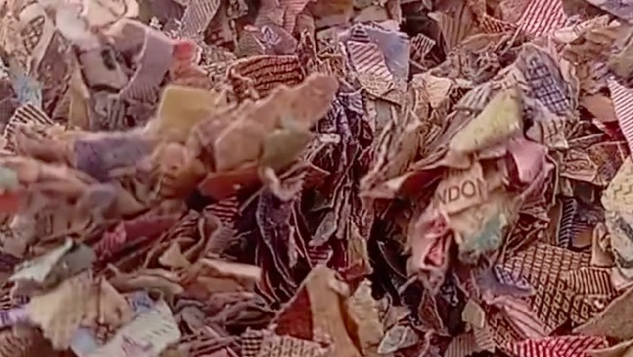 Warga Bekasi Heboh Temukan Ratusan Karung Cacahan Kertas Diduga Uang di TPS Liar