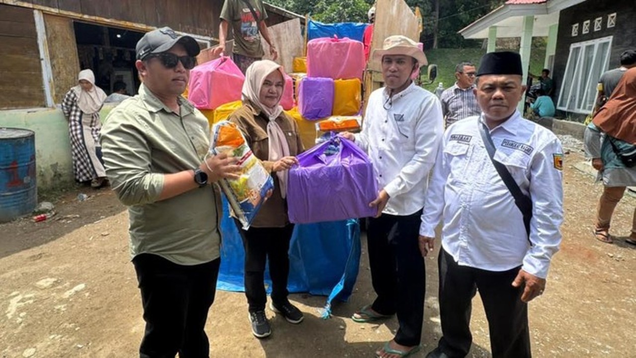Andre Rosiade Salurkan 155 Paket Sembako untuk Warga Terdampak Bencana di Tanah Datar