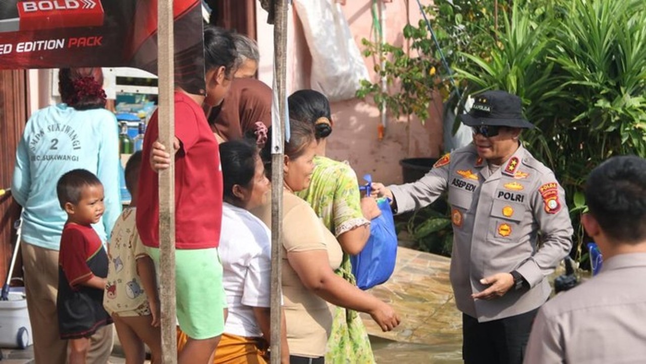 Kapolda Metro Jaya Serahkan Bantuan Sembako untuk Warga Terdampak Banjir Muara Gembong