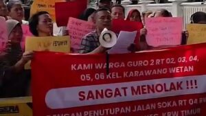 Warga Karawang Protes Penutupan Jalan Akses Stadion Singaperbangsa, Sebut Urat Nadi Kehidupan Terputus