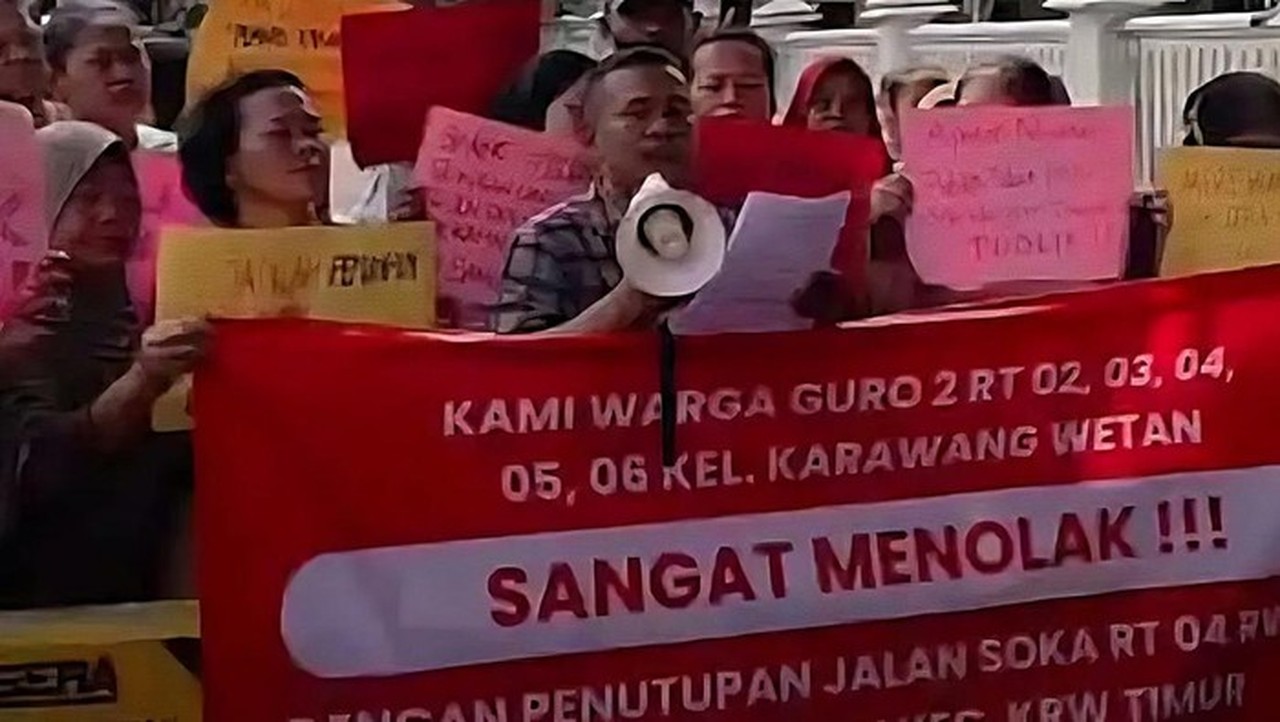 Warga Karawang Protes Penutupan Jalan Akses Stadion Singaperbangsa, Sebut Urat Nadi Kehidupan Terputus Warga Karawang Protes Penutupan Jalan Akses Stadion Singaperbangsa, Sebut Urat Nadi Kehidupan Terputus