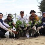 Polres Kepulauan Seribu dan Forkopimda Bersih-bersih Pantai dan Tanam Mangrove di Pulau Tidung Kecil